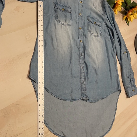 ⭐️RARE FIND⭐️LOVE 8 Hi-Low Denim Shirt - Picture 14 of 15